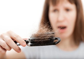 دلایل شایع ریزش مو در زنان و نحوه تشخیص و درمان چیست؟